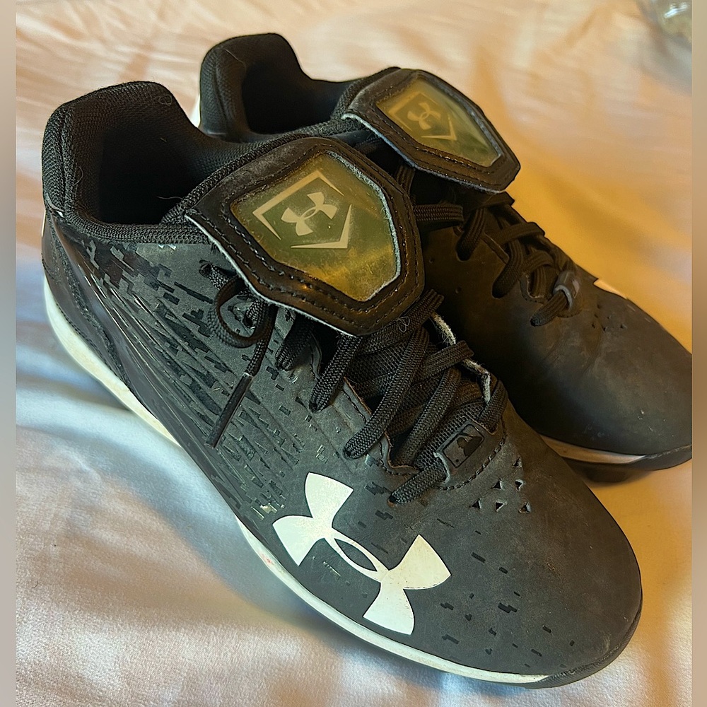 Under Armour Kids Black Cleats Size 2
